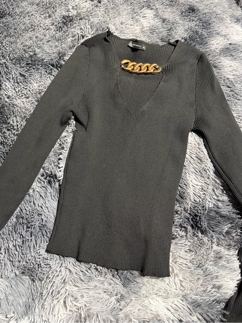 Trendyol Black Ribbed Long Sleeve V-Neck Top with Gold Chain
